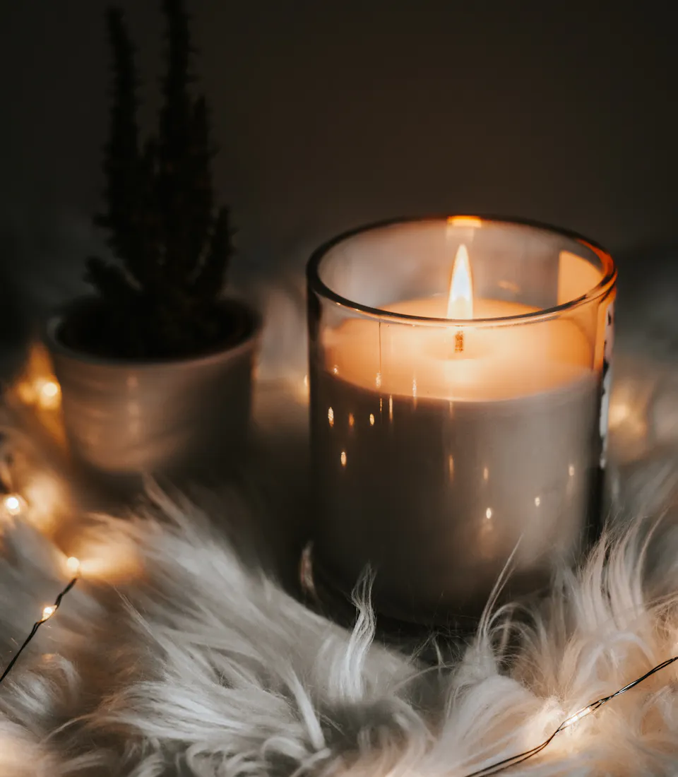 Velas em ambiente acolhedor e espiritual